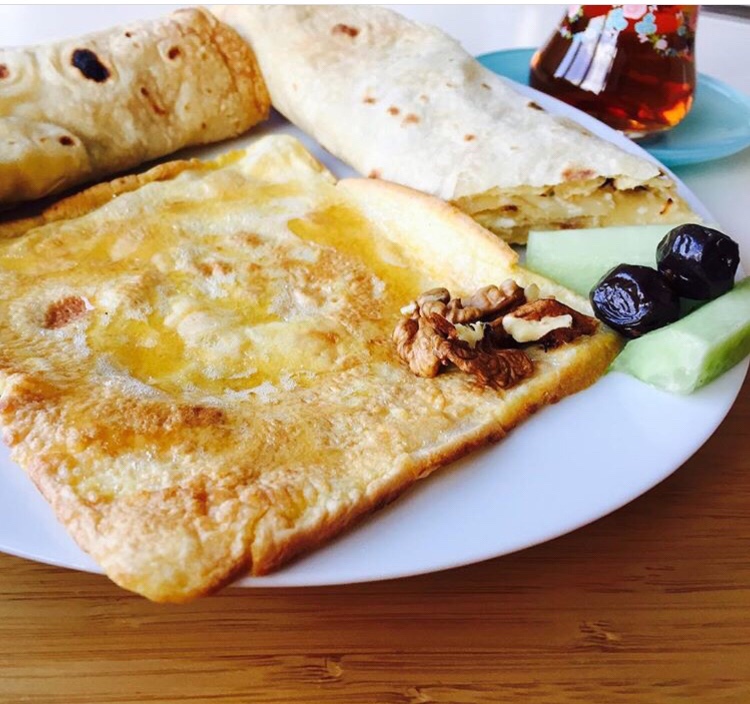 Plain omelet with honey